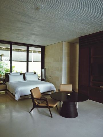 Elegantes Gästezimmer mit modernem Design und Sitzbereich