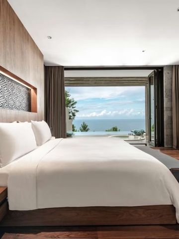 Panorama-Schlafzimmer mit Meerblick und moderner Einrichtung