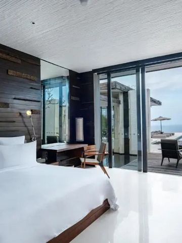 Modernes Schlafzimmer mit Balkon und Blick auf das Meer