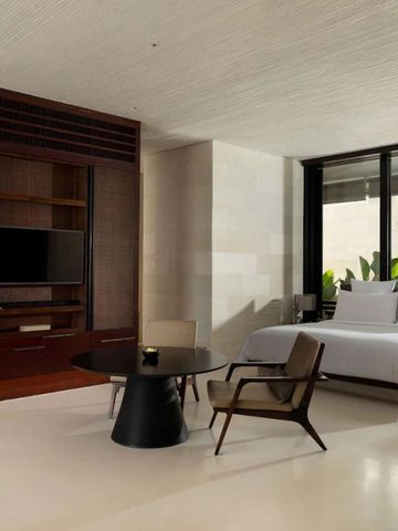 Geräumiges modernes Schlafzimmer mit Sitzbereich und Naturblick