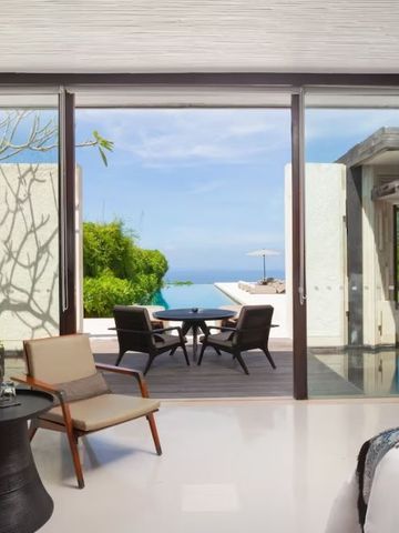 Suite mit Terrasse und Blick auf den Infinity-Pool