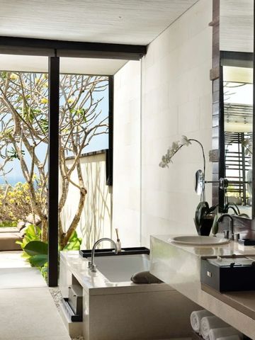 Luxuriöses Badezimmer mit Gartenausblick und Wanne