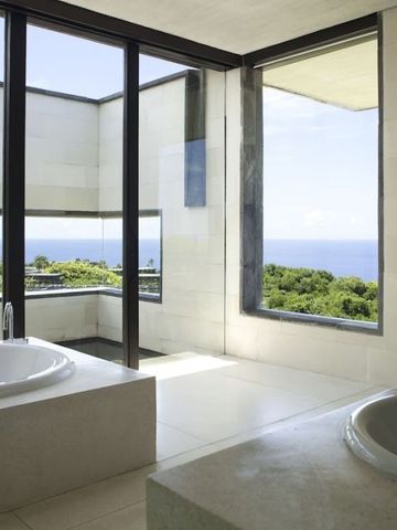 Großes Badezimmer mit Meerblick und Wanne