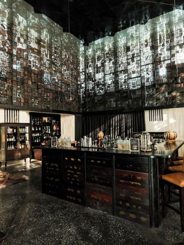 Elegante Hotelbar mit moderner Inneneinrichtung und Lichteffekten