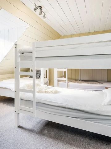 Lichtdurchflutetes Zimmer mit Etagenbetten und hellem Holzdach