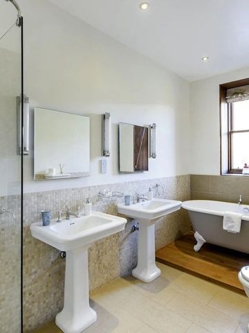 Elegantes Badezimmer mit freistehender Badewanne und Doppelwaschbecken