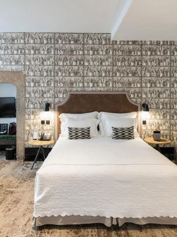 Luxuriöses Hotelzimmer mit Doppelbett und elegantem Dekor.