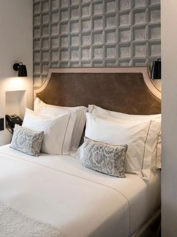 Elegantes Doppelzimmer mit modernem Kopfteil und dekorativen Kissen