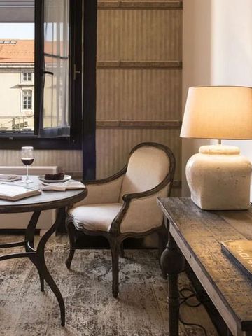 Gemütliche Sitzecke mit Weingläsern und eleganter Tischlampe