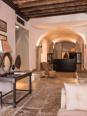 Elegantes Hotellobby-Design mit rustikalem Dekor und gemütlichen Sitzbereichen