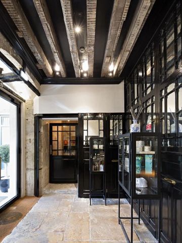 Stilvolle Hotellobby mit einzigartigen schwarzen Glasvitrinen im modernen Design