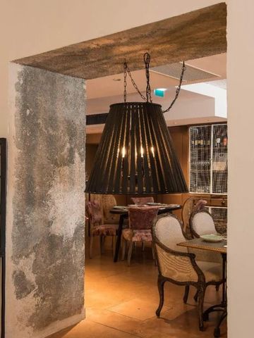 Restaurantbereich mit weichen Stühlen und stilvoller Hängelampe