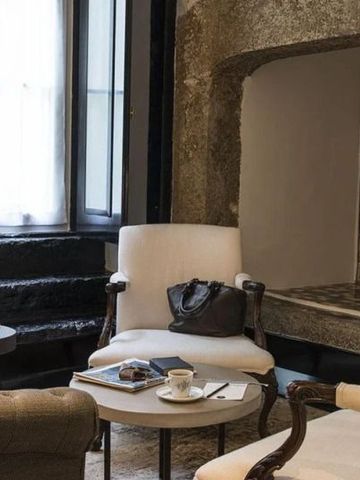 Eleganter Lounge-Bereich mit komfortablen Sesseln und gemütlicher Atmosphäre