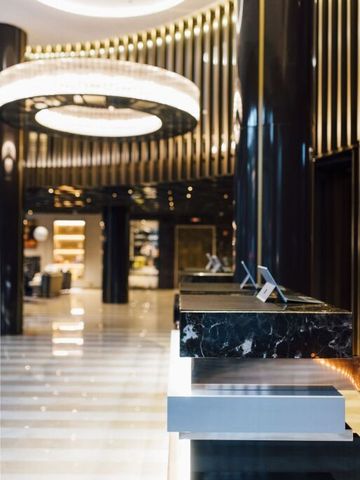 Elegante Hotel-Lobby mit Marmorboden und beeindruckendem Kronleuchter