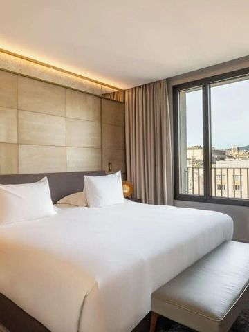 Geräumiges Hotelzimmer mit großem Fenster und modernem Dekor