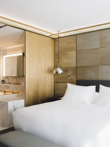 Helles Hotelzimmer mit luxuriösem Mamorbadezimmer und eleganter Einrichtung