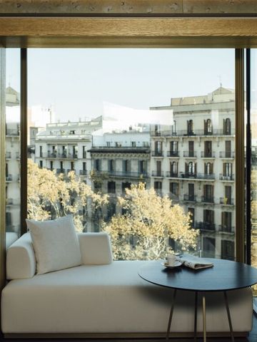 Großes Panoramafenster in einem Hotelzimmer mit Blick auf die Stadt