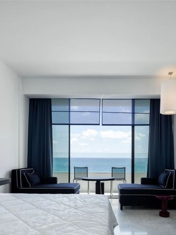 Modernes Hotelzimmer mit Panoramafenster und Meerblick.