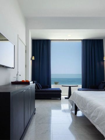Modernes Zimmer mit minimalistischem Design und strahlendem Meerblick.