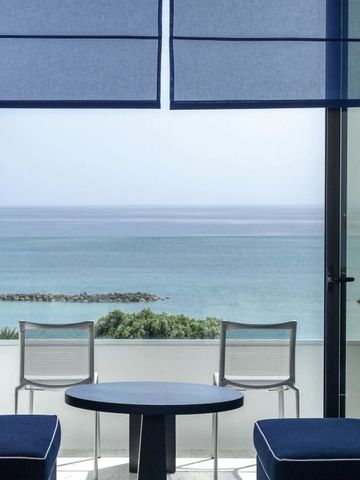 Herrlicher Meerblick von einem Balkon mit modernen Sitzgelegenheiten