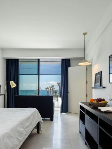 Helles Hotelzimmer mit modernem Design und Blick auf das Meer