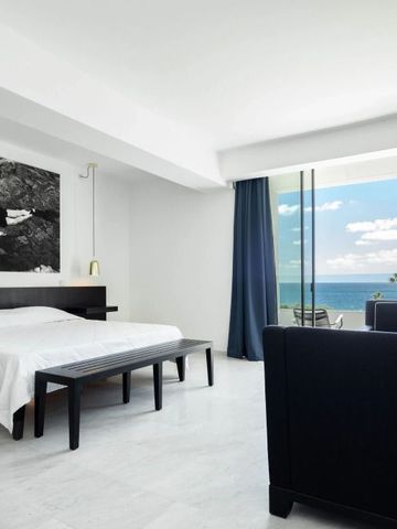 Luxuriöses Schlafzimmer mit Kunst und Meerblick