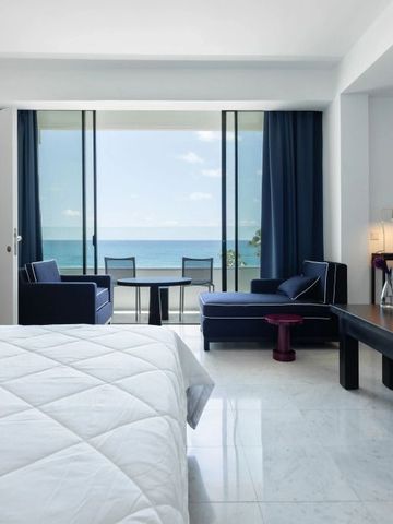 Geräumiges Zimmer mit direktem Zugang zum Balkon und Meerblick