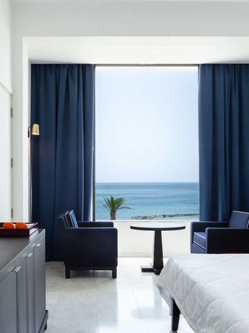 Elegantes Hotelzimmer mit Meerblick und modernen Möbeln