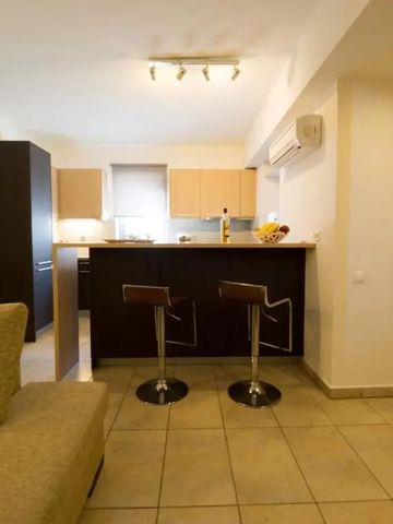 Gemütlicher Wohnbereich einer Suite mit offener Küche und Sitzgelegenheit