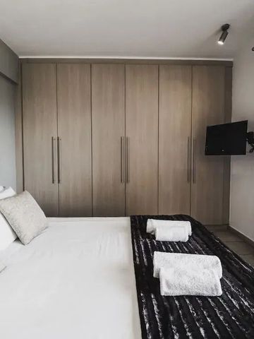 Elegantes Hotelzimmer mit Doppelbett und großen Einbauschränken