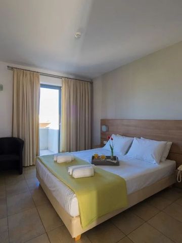 Doppelzimmer mit Tageslicht, dekorativem Kopfteil und Balkonzugang