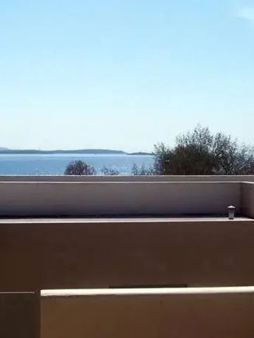 Atemberaubender Meerblick von der Hoteldachterrasse bei klarem Himmel.