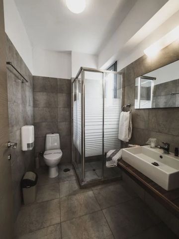 Hotelbadezimmer mit moderner Dusche und stilvollen Fliesen.