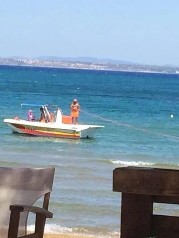 Boot auf dem klaren blauen Meer mit Ausblick vom Hotel