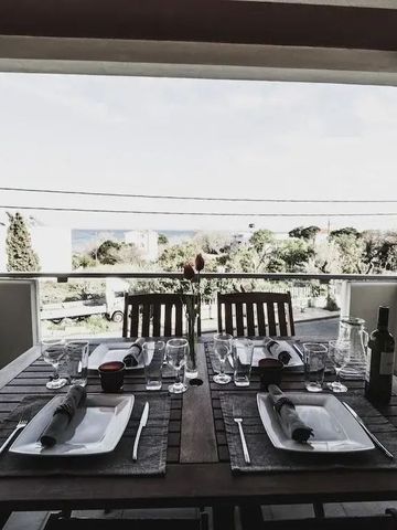 Eleganter Esstisch auf Balkon mit Meerblick