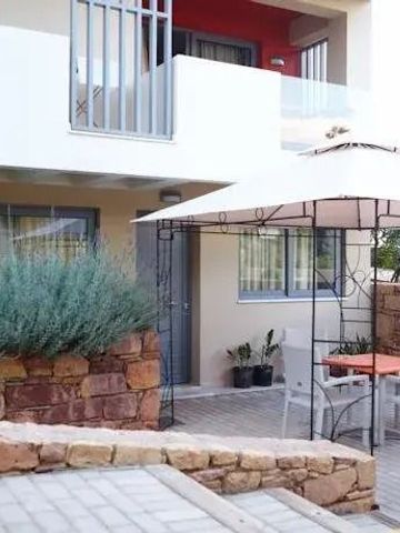 Gemütliche Terrasse mit Sitzbereich und Sonnenschirm