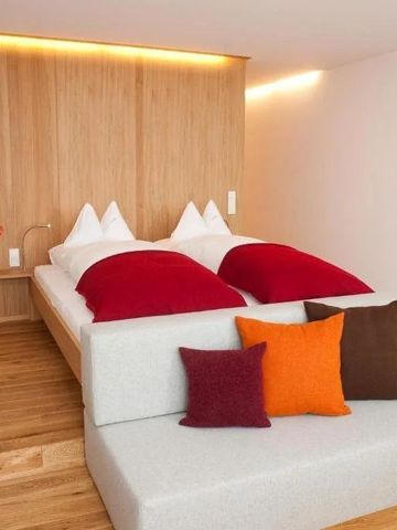 Modernes Hotelzimmer mit Holzboden und stilvollem Dekor