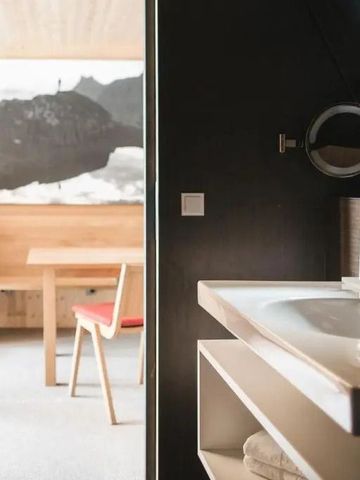 Elegantes Badezimmer mit stilvollem Waschbecken und moderner Einrichtung