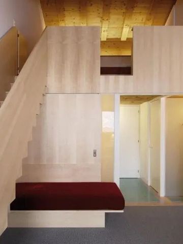 Moderne Hotelzimmersuite mit Zwischengeschoss und klaren Linien