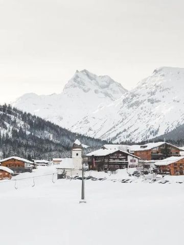 Verschneites Bergdorf mit Alpenpanorama