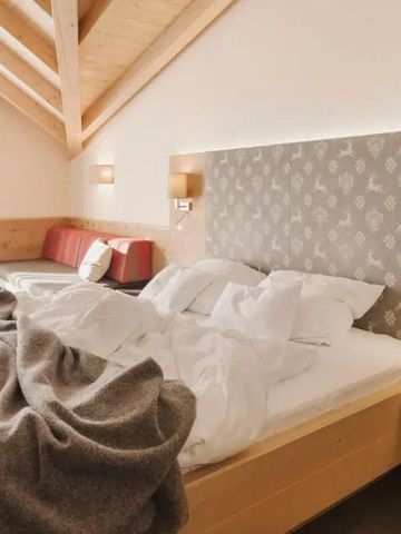Gemütliches Schlafzimmer mit Holzelementen und Decke aus Holz