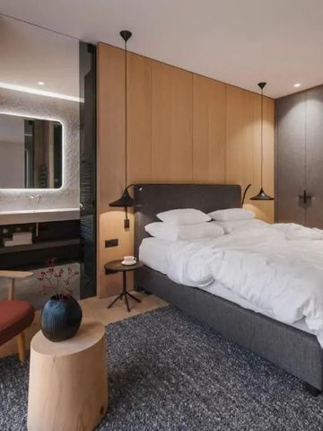 Modernes Hotelzimmer mit stilvollem Design und Sitzbereich