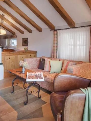 Wohnbereich mit rustikalen Holzbalken und stilvoller Einrichtung