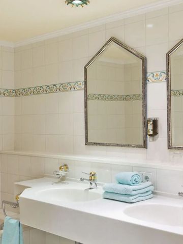 Helles Badezimmer mit zwei Waschbecken und großen Spiegeln