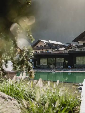 Blick auf das malerische Resort mit Bergen im Hintergrund