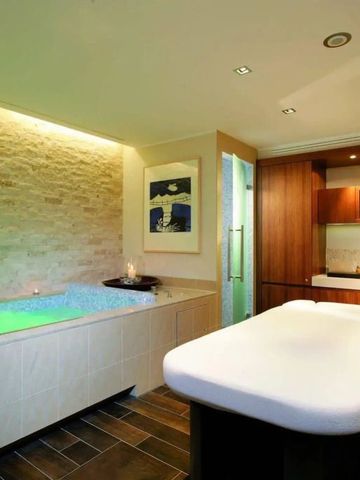 Luxuriöser Spa-Bereich mit Whirlpool und Behandlungsbank