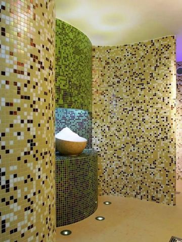 Dampfbad mit buntem Mosaik und dezenter Beleuchtung