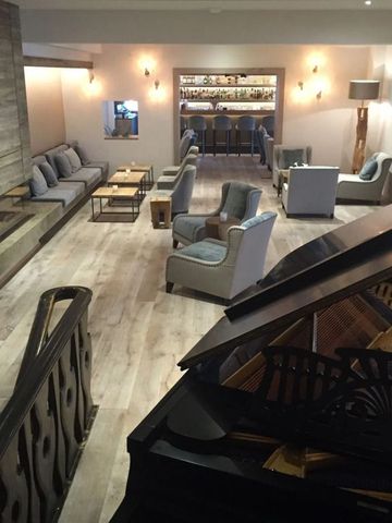 Eleganter Lounge-Bereich mit großem Flügel und gemütlichen Sofas