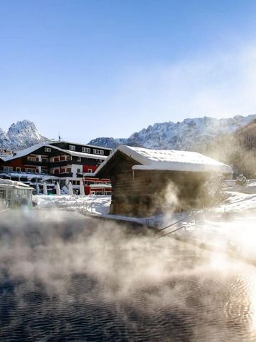 Beheizter Außenpool des Alpenroyal Hotels mit Bergblick
