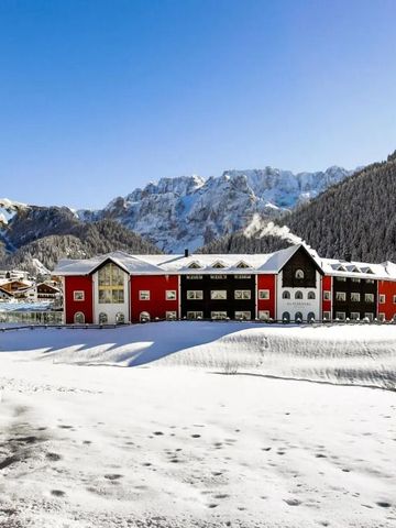 Winterliche Fassade des Alpenroyal Hotels mit schneebedeckten Bergen im Hintergrund